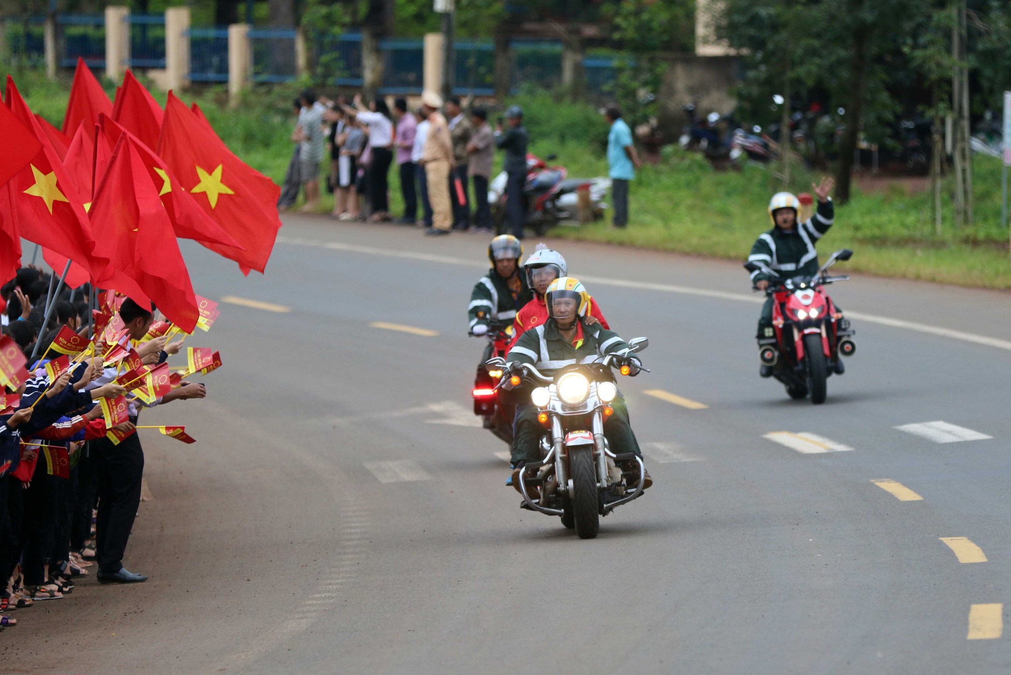Những chàng lãng tử bên siêu xe mô tô