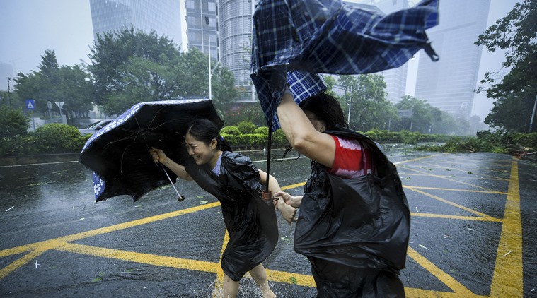 B&atilde;o Mangkhut đổ bộ Trung Quốc, 2,45 triệu người đi trốn - Ảnh 2.