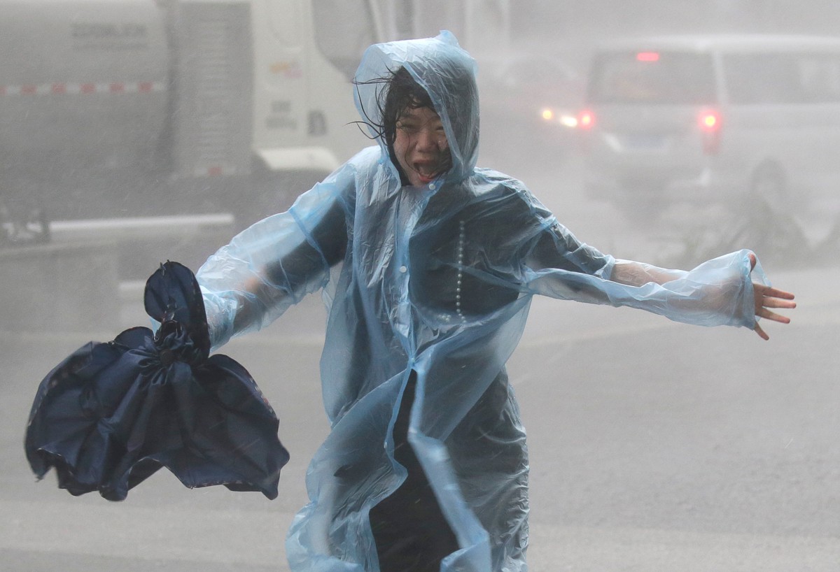 B&atilde;o Mangkhut đổ bộ Trung Quốc, 2,45 triệu người đi trốn - Ảnh 4.