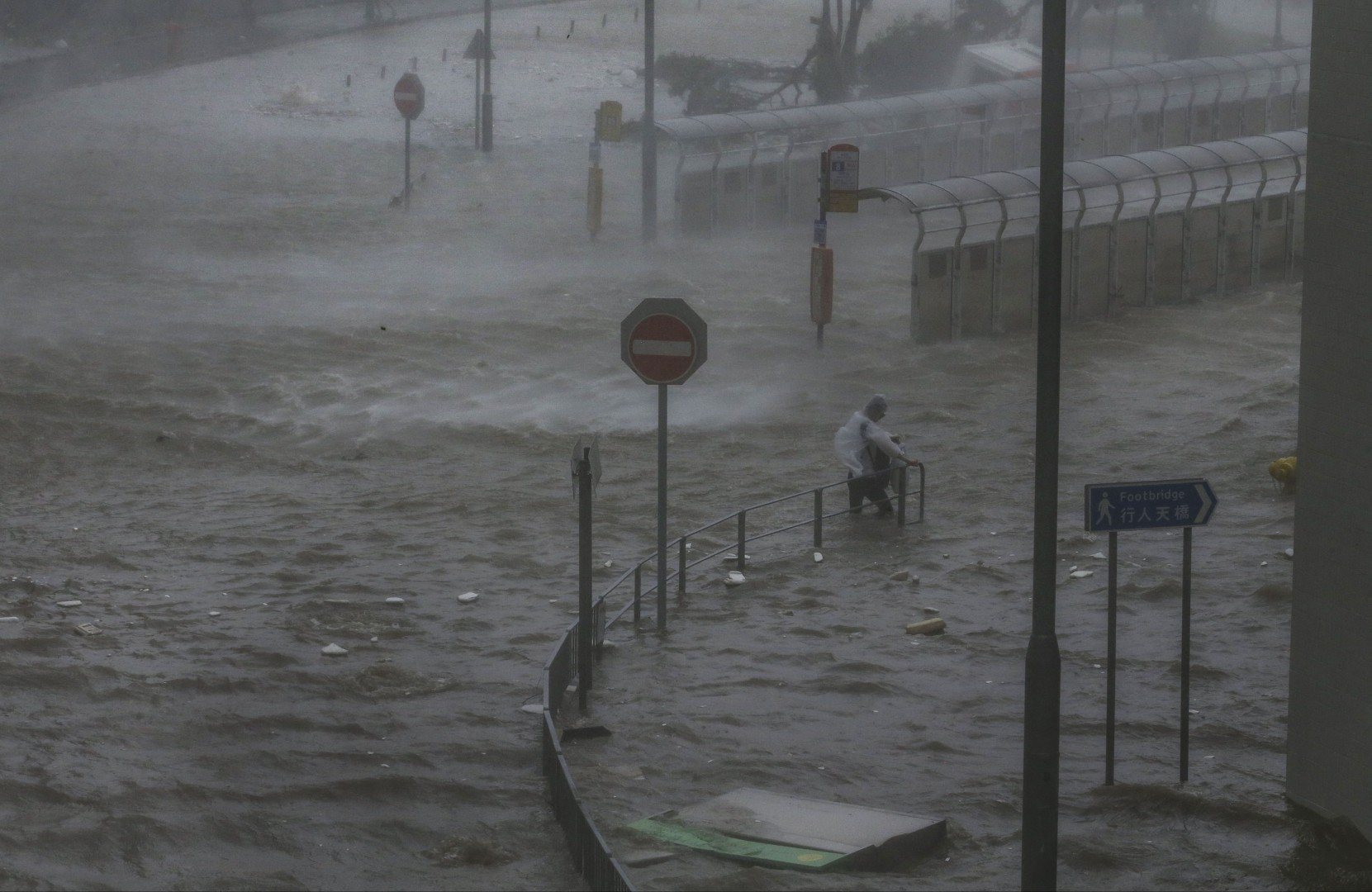 B&atilde;o Mangkhut đổ bộ Trung Quốc, 2,45 triệu người đi trốn - Ảnh 10.