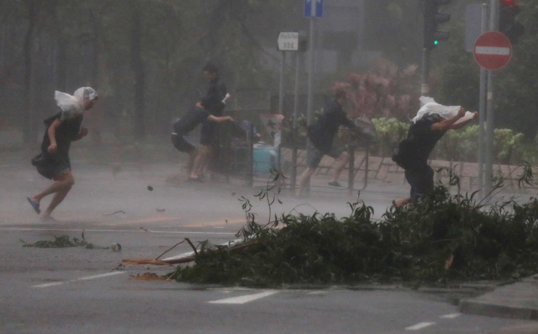 B&atilde;o Mangkhut đổ bộ Trung Quốc, 2,45 triệu người đi trốn - Ảnh 9.