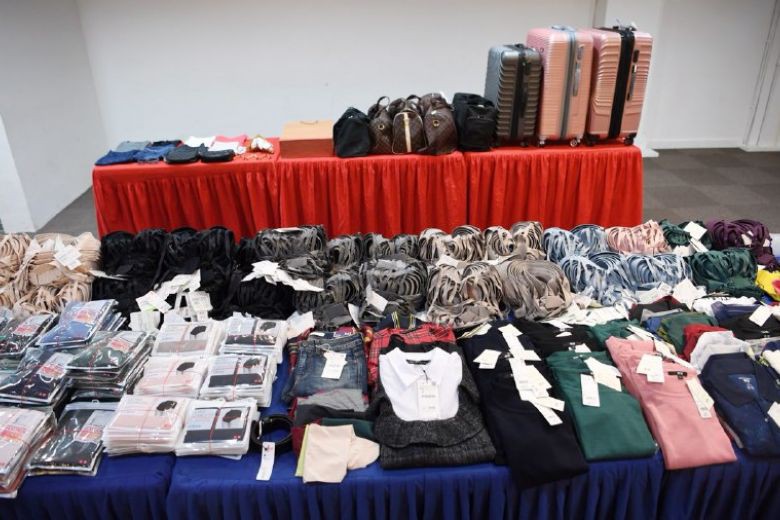 Singapore bắt 4 người Việt trộm cắp quần áo
