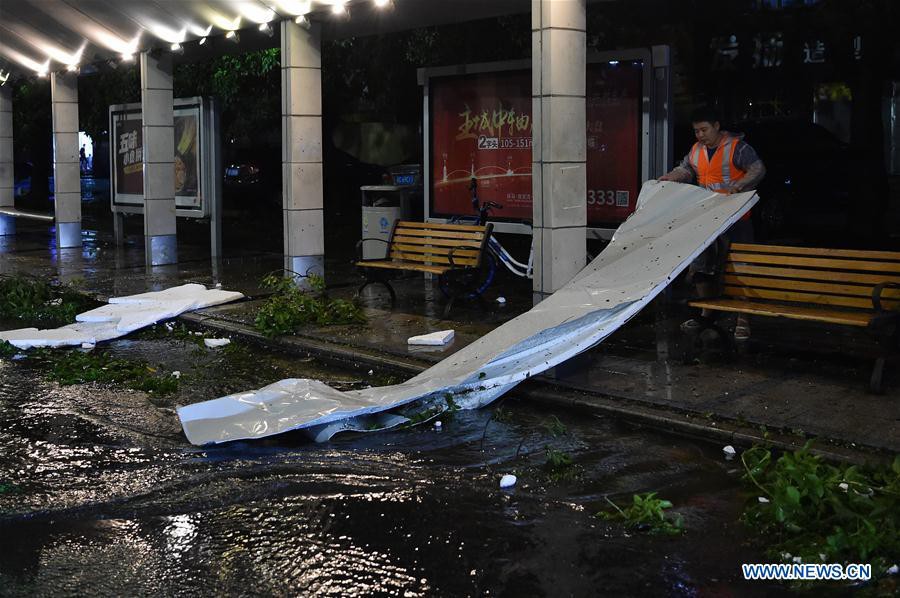 Trung Quốc chống chọi bão Mangkhut, 2 người thiệt mạng - Ảnh 5.
