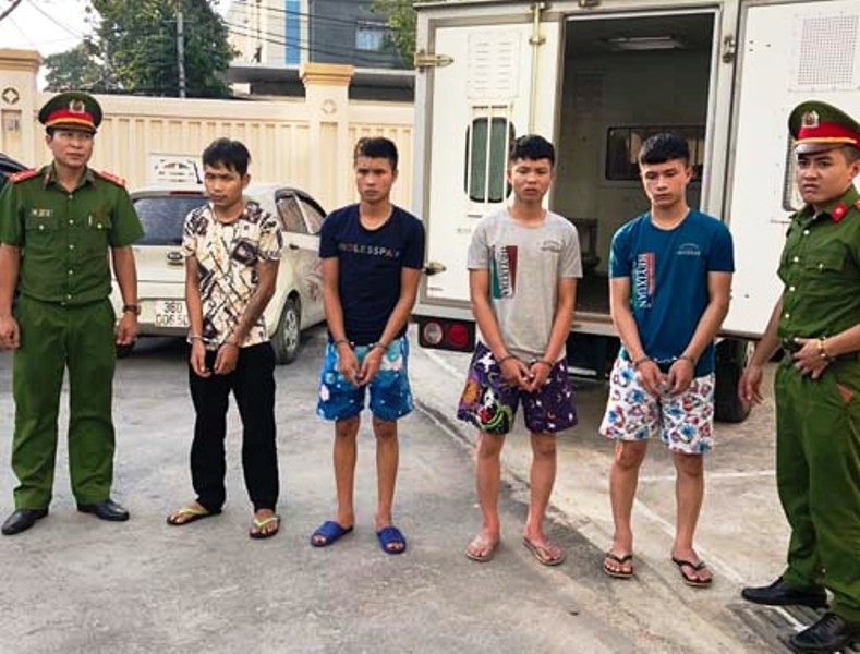 Bắt 4 nghi phạm dùng dao, súng giết người bỏ trốn vào Bình Dương