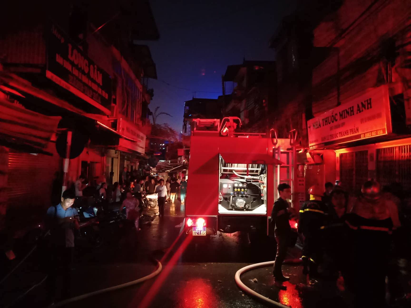 Ch&aacute;y lớn gần Bệnh viện Nhi Trung ương, khẩn cấp sơ t&aacute;n bệnh nh&acirc;n - Ảnh 3.