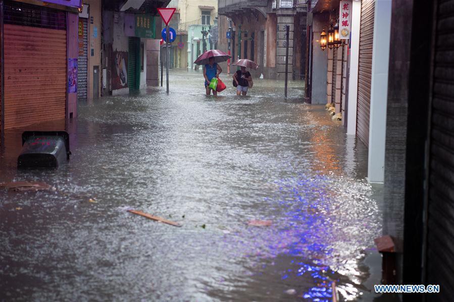 Trung Quốc chống chọi bão Mangkhut, 2 người thiệt mạng - Ảnh 9.