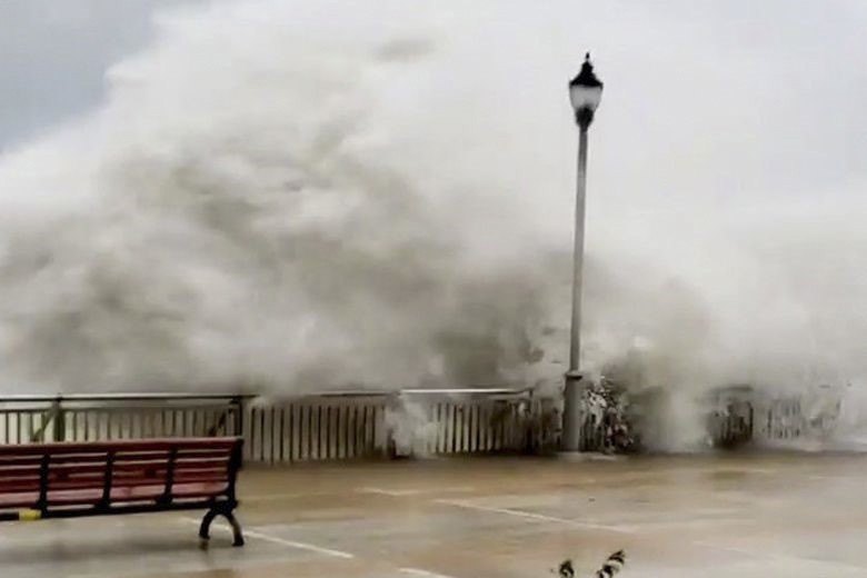 (Video)- Sức tàn phá kinh hoàng của siêu bão Mangkhut khi đổ bộ đất liền