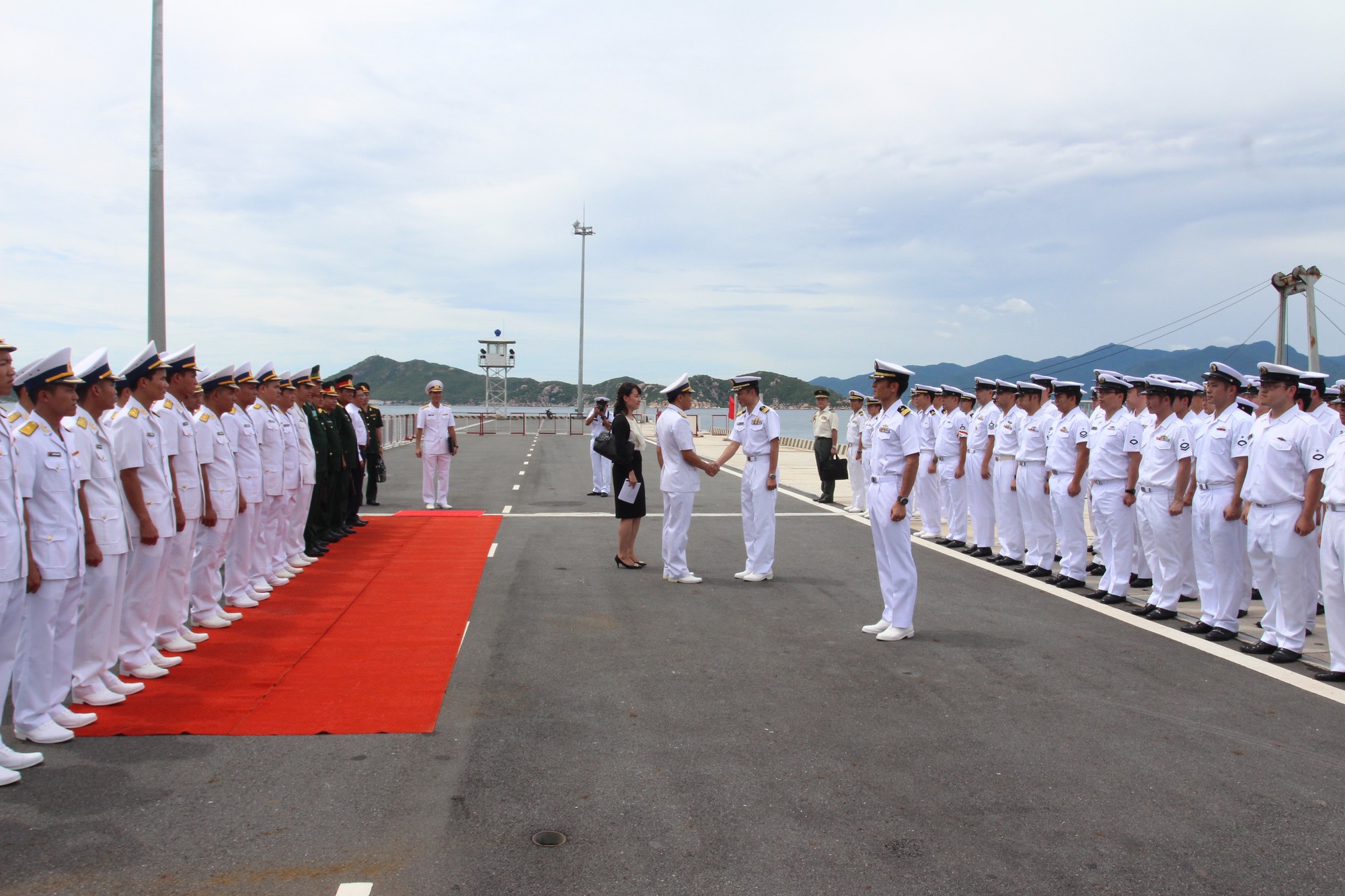 Tàu ngầm Kuroshio Nhật Bản thăm Cam Ranh - Ảnh 2.