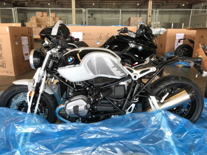 BMW R nineT Spezial và K1600 Grand America bất ngờ xuất hiện tại sân bay Tân Sơn Nhất - Ảnh 3.