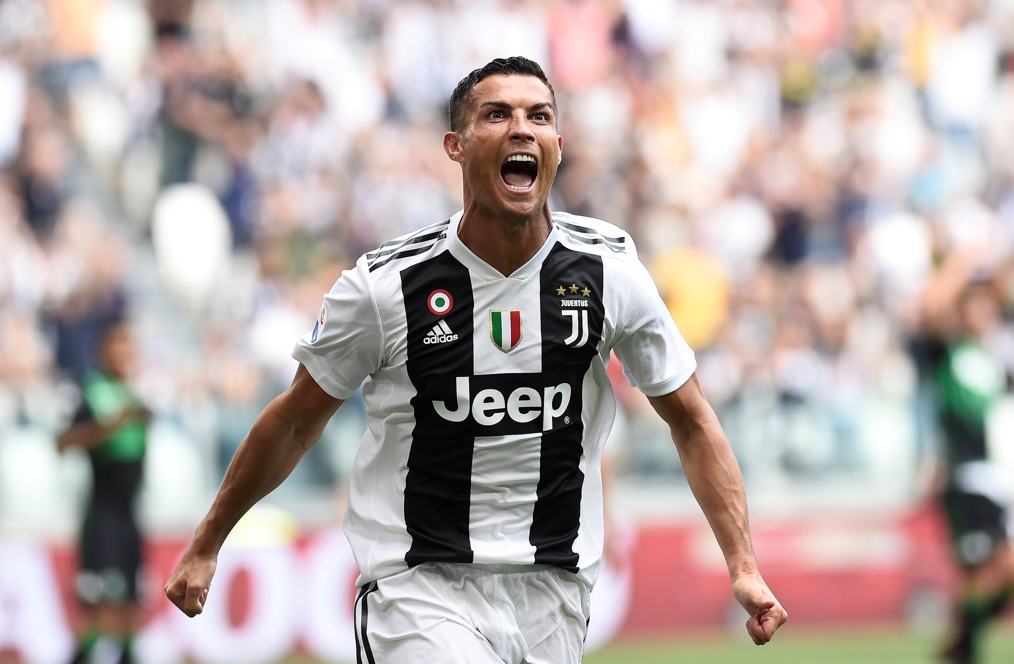 Ronaldo lần đầu ghi bàn, Juventus mở đại tiệc ở Allianz Arena