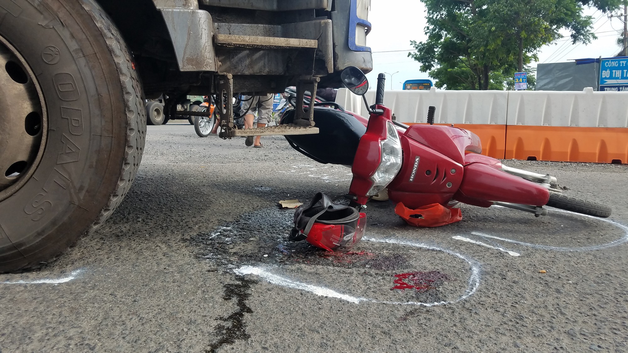 Va chạm với xe tải, người bán vé số tử vong - Ảnh 2.