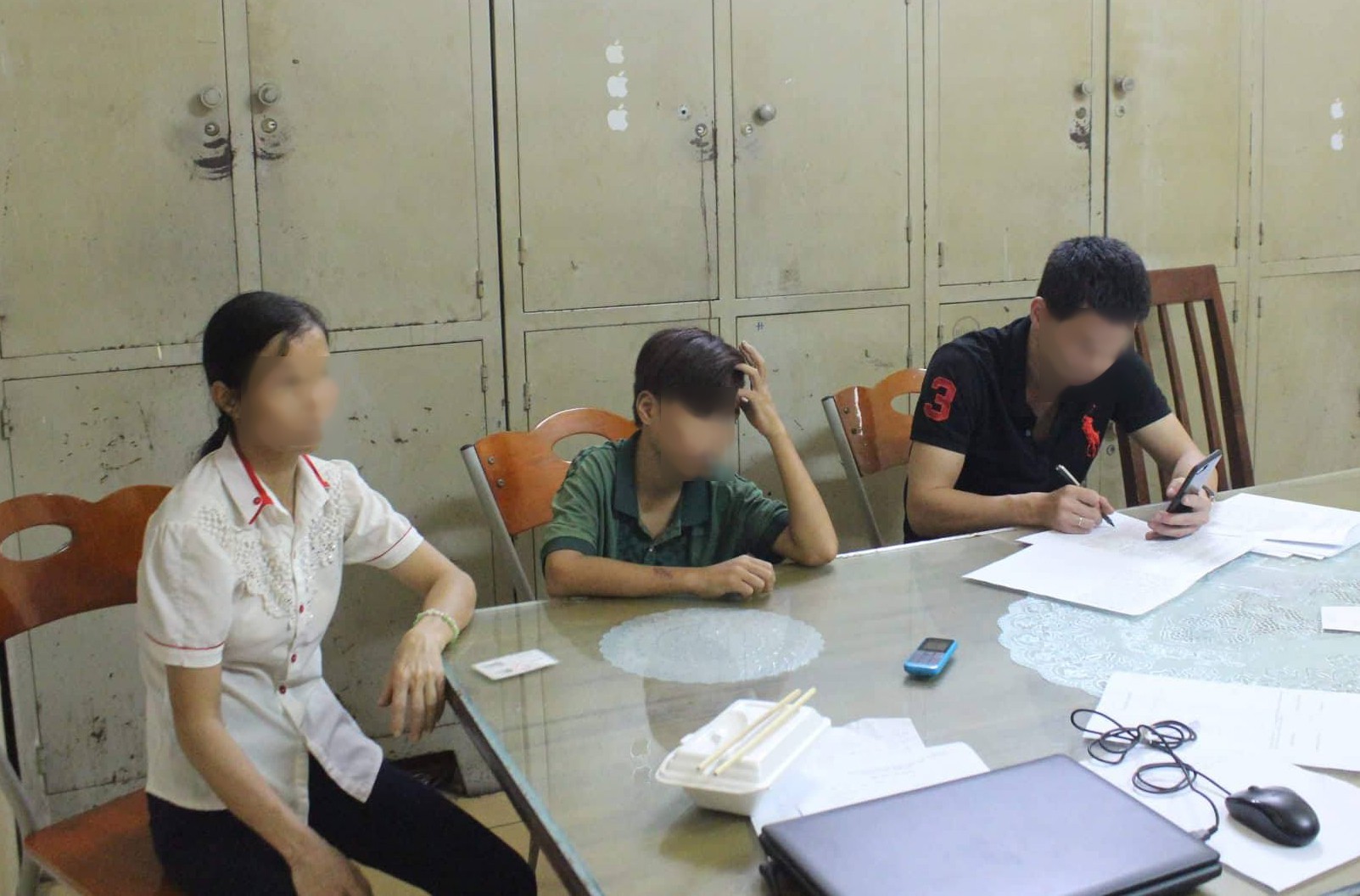 Vụ thiếu ni&ecirc;n bị tr&oacute;i ch&acirc;n, tay v&agrave;o gốc c&acirc;y: Triệu tập 3 người li&ecirc;n quan - Ảnh 1.