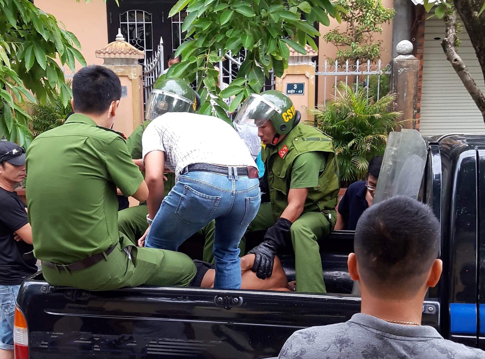 Nam thanh niên nghi ngáo đá quậy phá gia đình