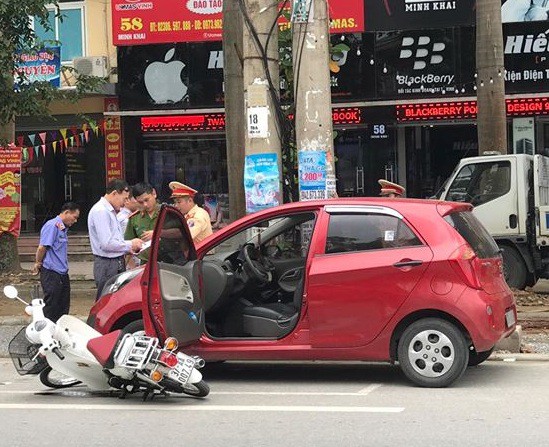Tài xế ô tô mở cửa bất cẩn, nữ sinh đi xe máy trọng thương