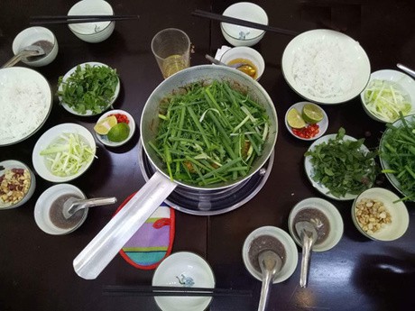 Quán chả cá Hà Nội nướng than hoa thơm nức cả phố