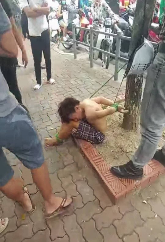 Vụ thiếu ni&ecirc;n bị tr&oacute;i ch&acirc;n, tay v&agrave;o gốc c&acirc;y: Triệu tập 3 người li&ecirc;n quan - Ảnh 3.