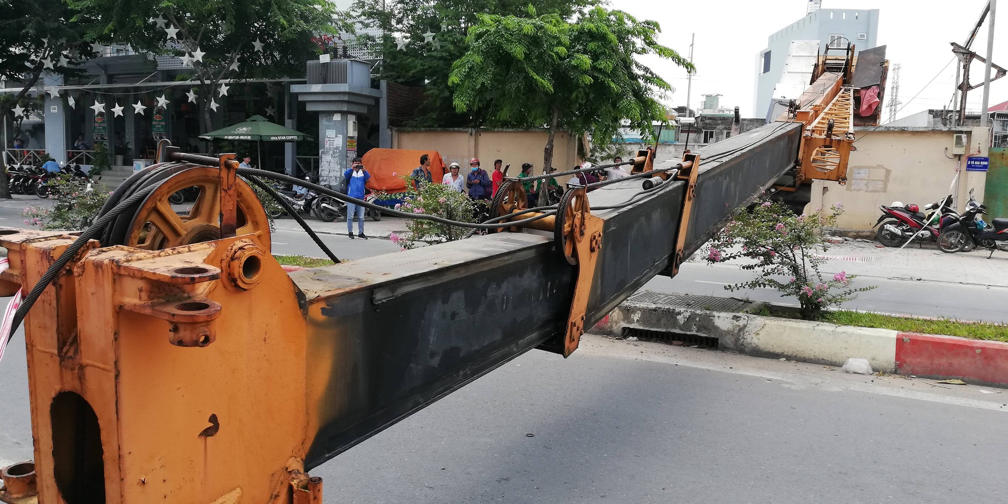 Kinh hãi xe cẩu đổ sập trên đường Phạm Văn Đồng