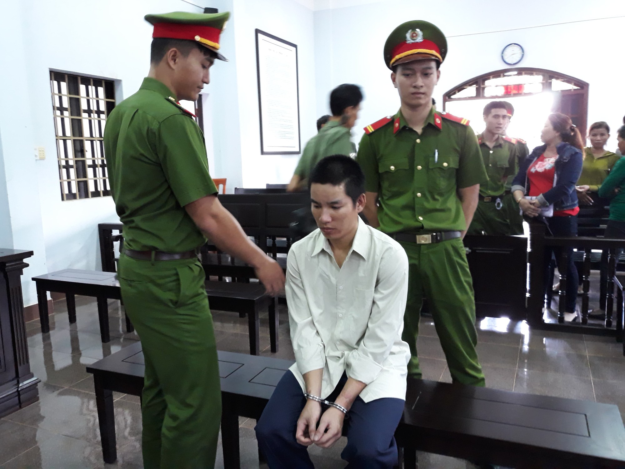 Nghi vợ ngoại tình, chồng đâm chết vợ rồi tự sát