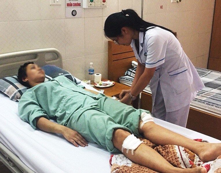 Mâu thuẫn, chồng chở vợ lên đồi vắng dùng dao chém vào 2 đầu gối