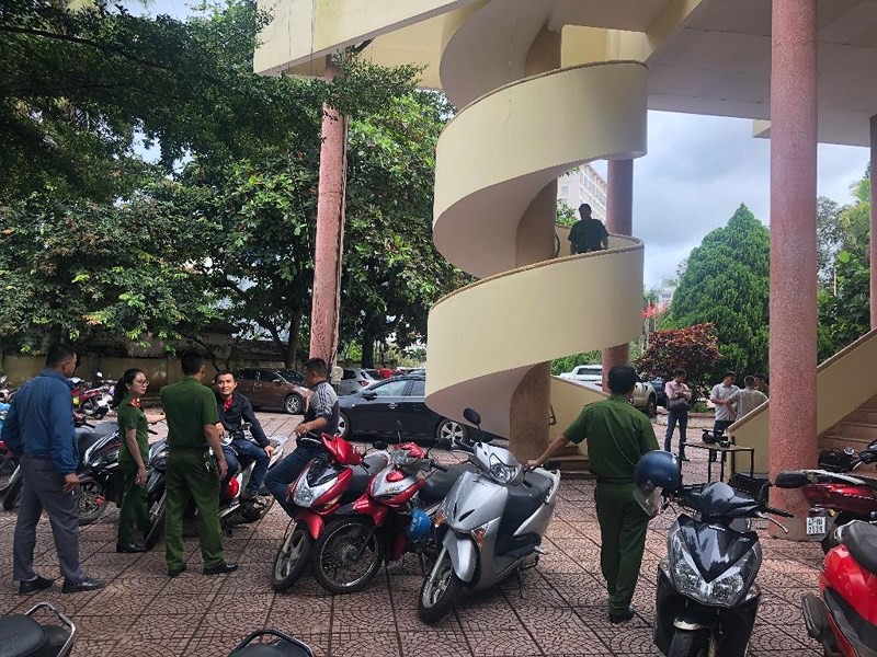 Truy tìm 1 người bỏ chạy khỏi hiện trường vụ rơi lầu bí ẩn