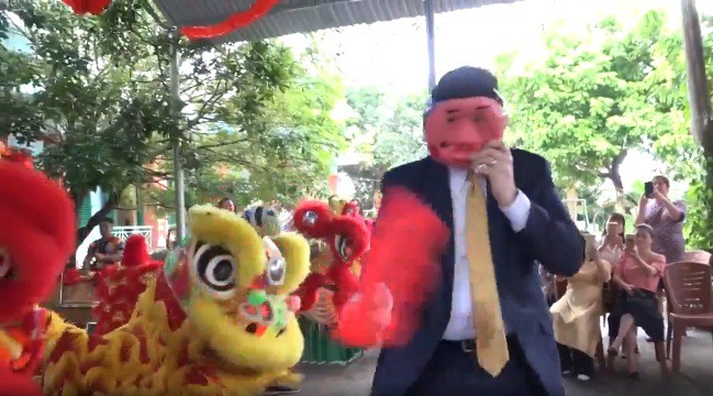 Đại sứ Mỹ đóng vai ông Địa vui với trẻ em dịp Trung thu
