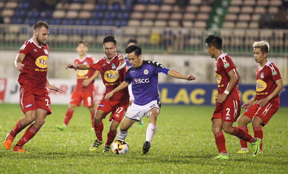 HLV trưởng HAGL chê hàng thủ sau trận thua Hà Nội FC