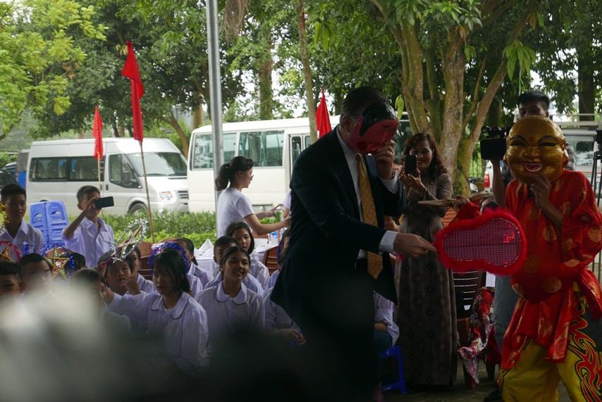 Đại sứ Mỹ đ&oacute;ng vai &ocirc;ng Địa vui với trẻ em dịp Trung thu - Ảnh 1.