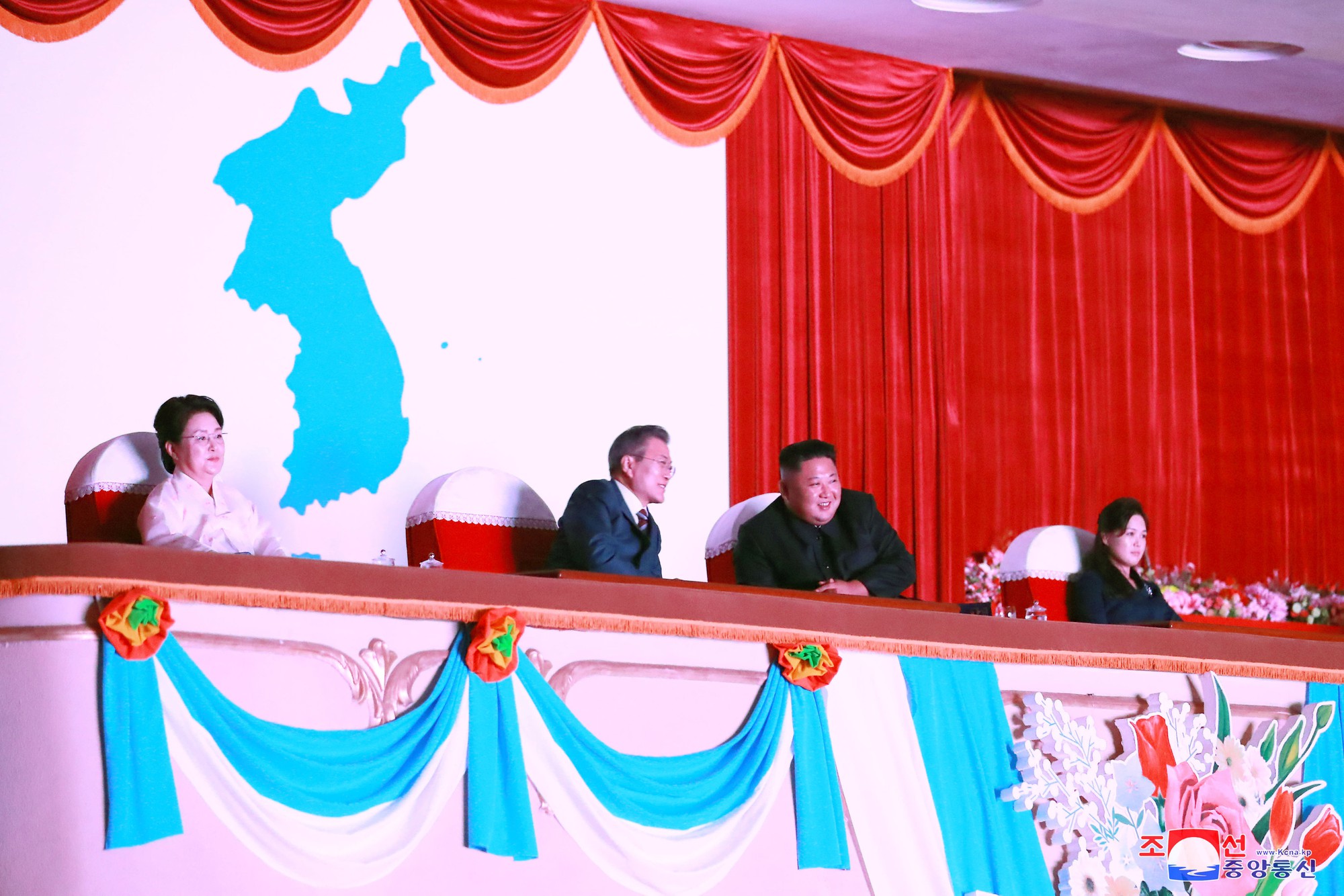 L&atilde;nh đạo H&agrave;n - Triều n&acirc;ng ly trong bữa tiệc thịnh soạn - Ảnh 8.
