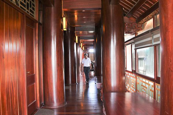 Độc nhất vô nhị: Nhà 5 tầng làm toàn bằng gỗ quý - Ảnh 11.