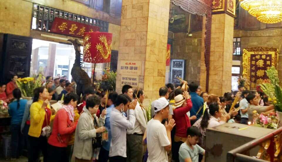 Nghỉ lễ 2-9, du kh&aacute;ch nườm nượp đến n&uacute;i Sam cầu may - Ảnh 5.