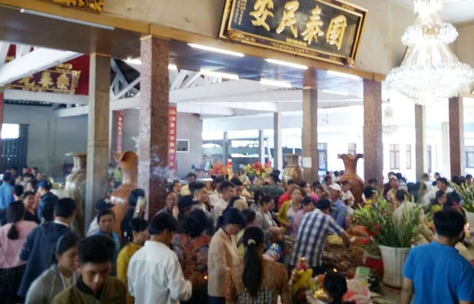 Nghỉ lễ 2-9, du kh&aacute;ch nườm nượp đến n&uacute;i Sam cầu may - Ảnh 6.