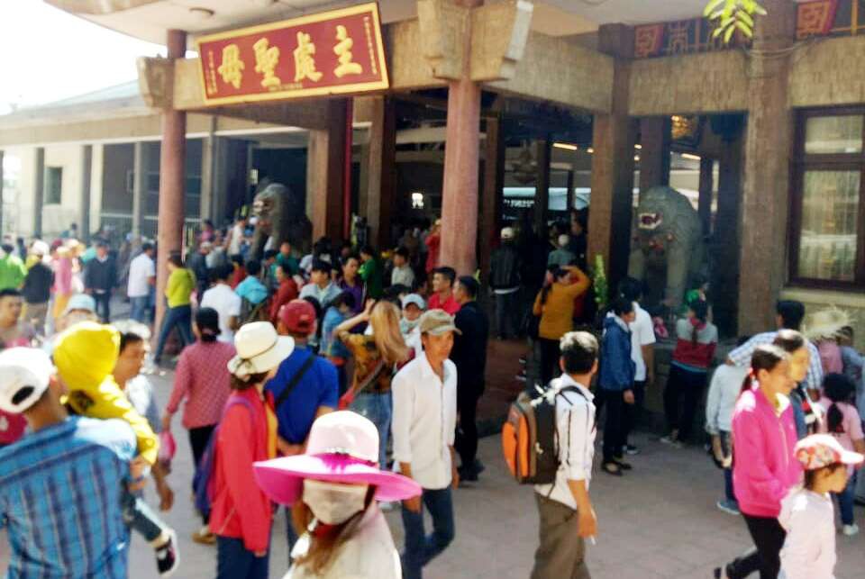 Nghỉ lễ 2-9, du kh&aacute;ch nườm nượp đến n&uacute;i Sam cầu may - Ảnh 3.