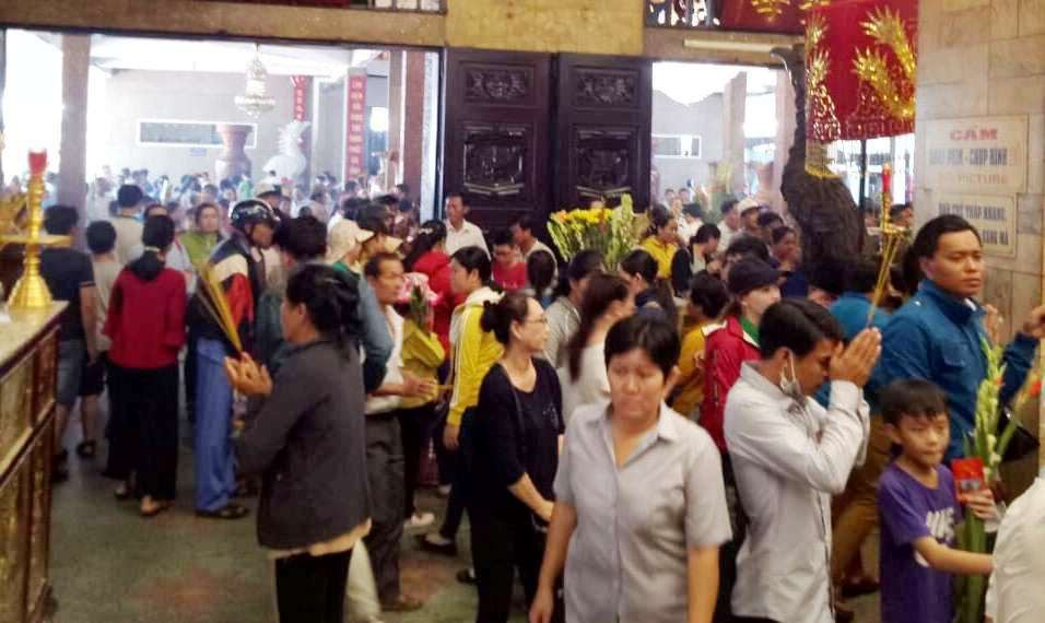 Nghỉ lễ 2-9, du kh&aacute;ch nườm nượp đến n&uacute;i Sam cầu may - Ảnh 4.