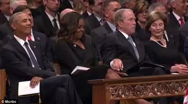 Ông Bush chia kẹo cho bà Obama trong lễ tang TNS McCain