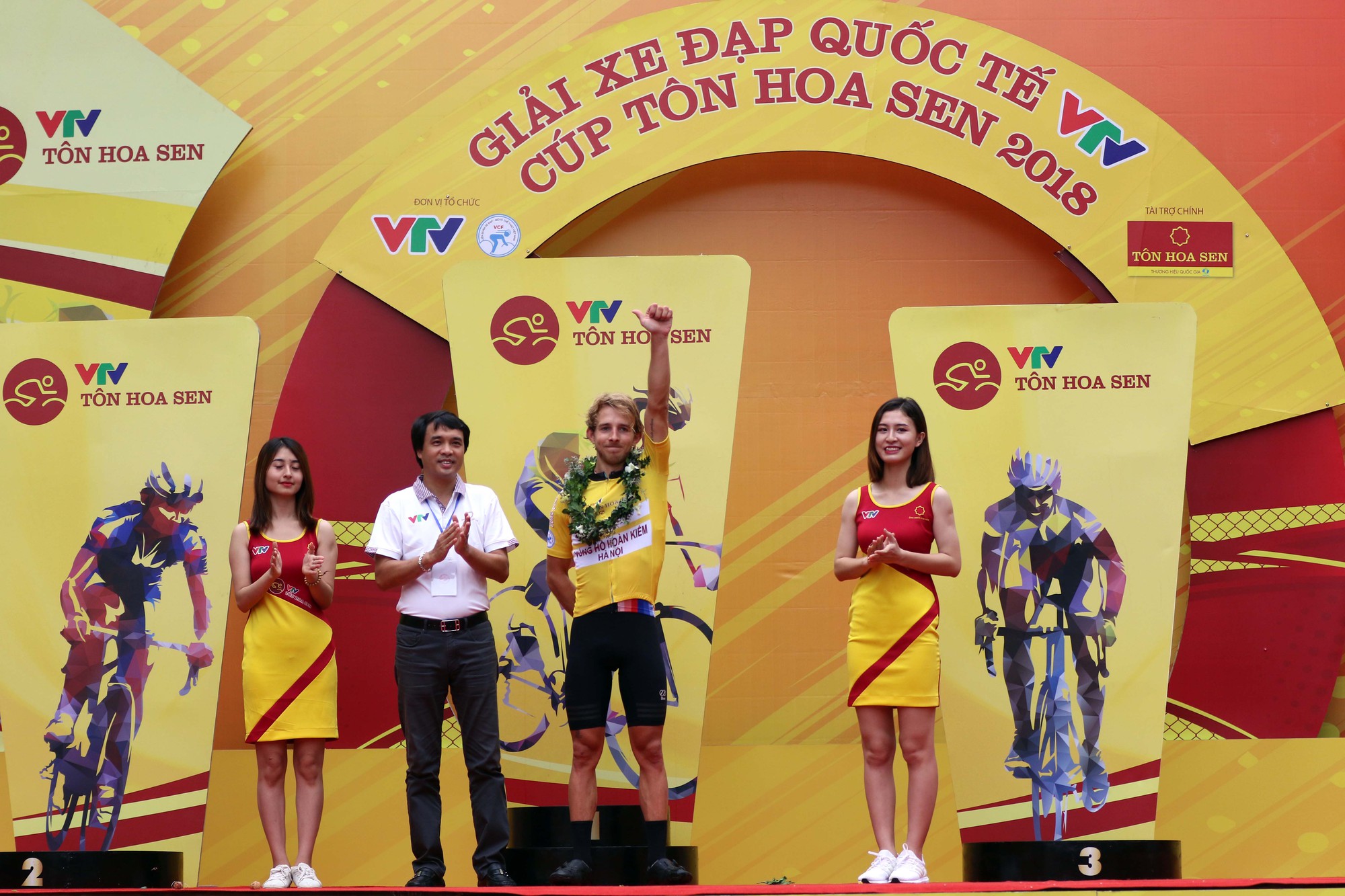 Áo vàng tạm thuộc về David Van Eerd