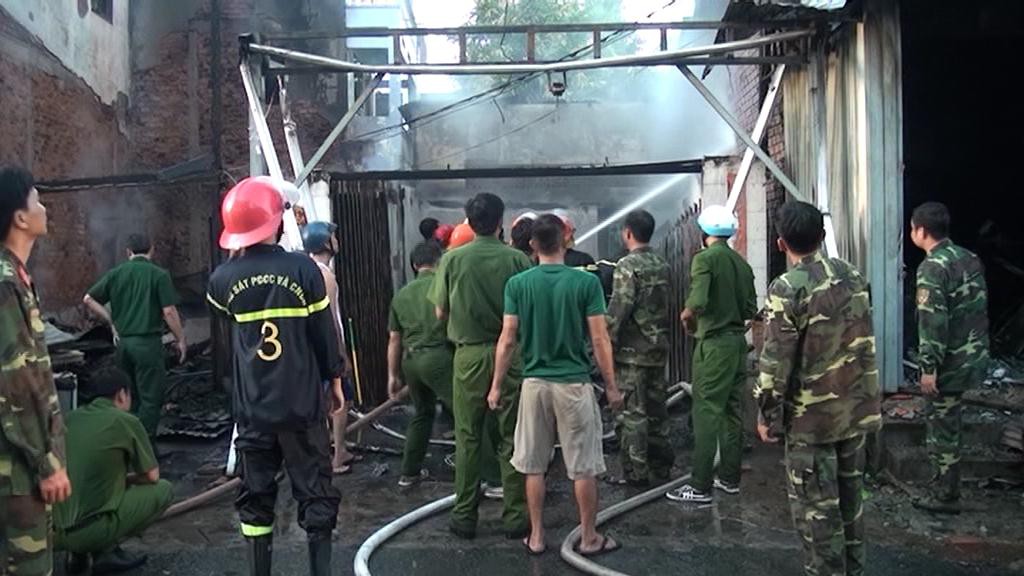 B&agrave; hỏa thi&ecirc;u rụi nhiều nh&agrave; d&acirc;n l&uacute;c rạng s&aacute;ng 2-9 - Ảnh 12.