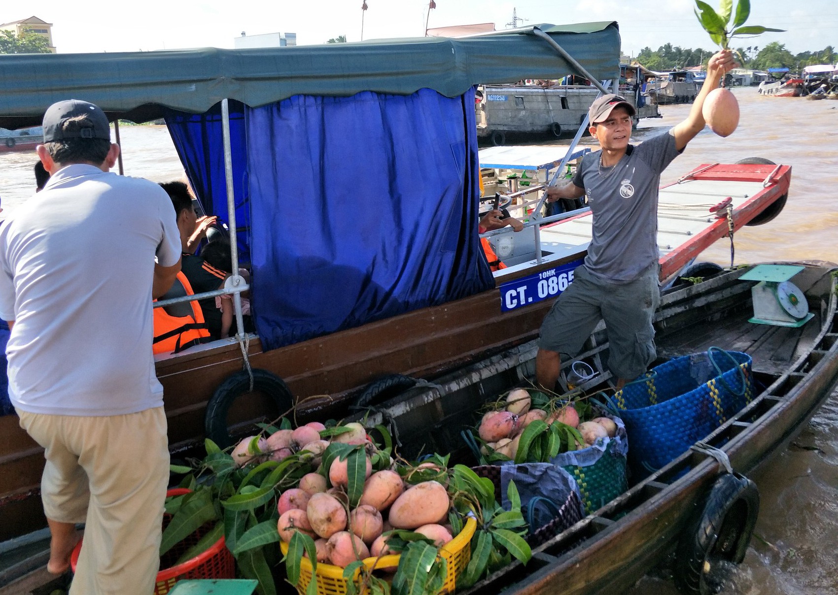 Lễ 2-9, chợ nổi Cái Răng, Làng Du lịch Mỹ Khánh chật kín người