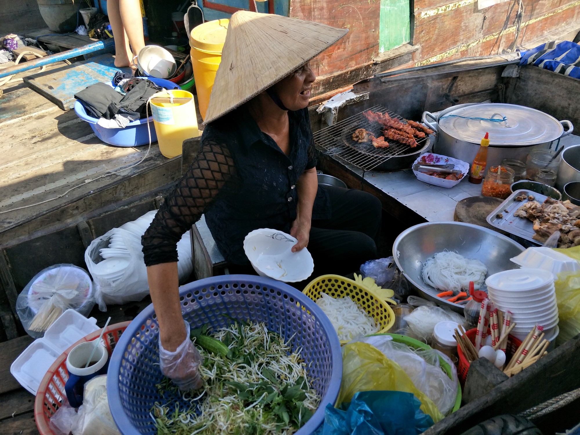 Lễ 2-9, chợ nổi Cái Răng, Làng Du lịch Mỹ Khánh chật kín người - Ảnh 11.