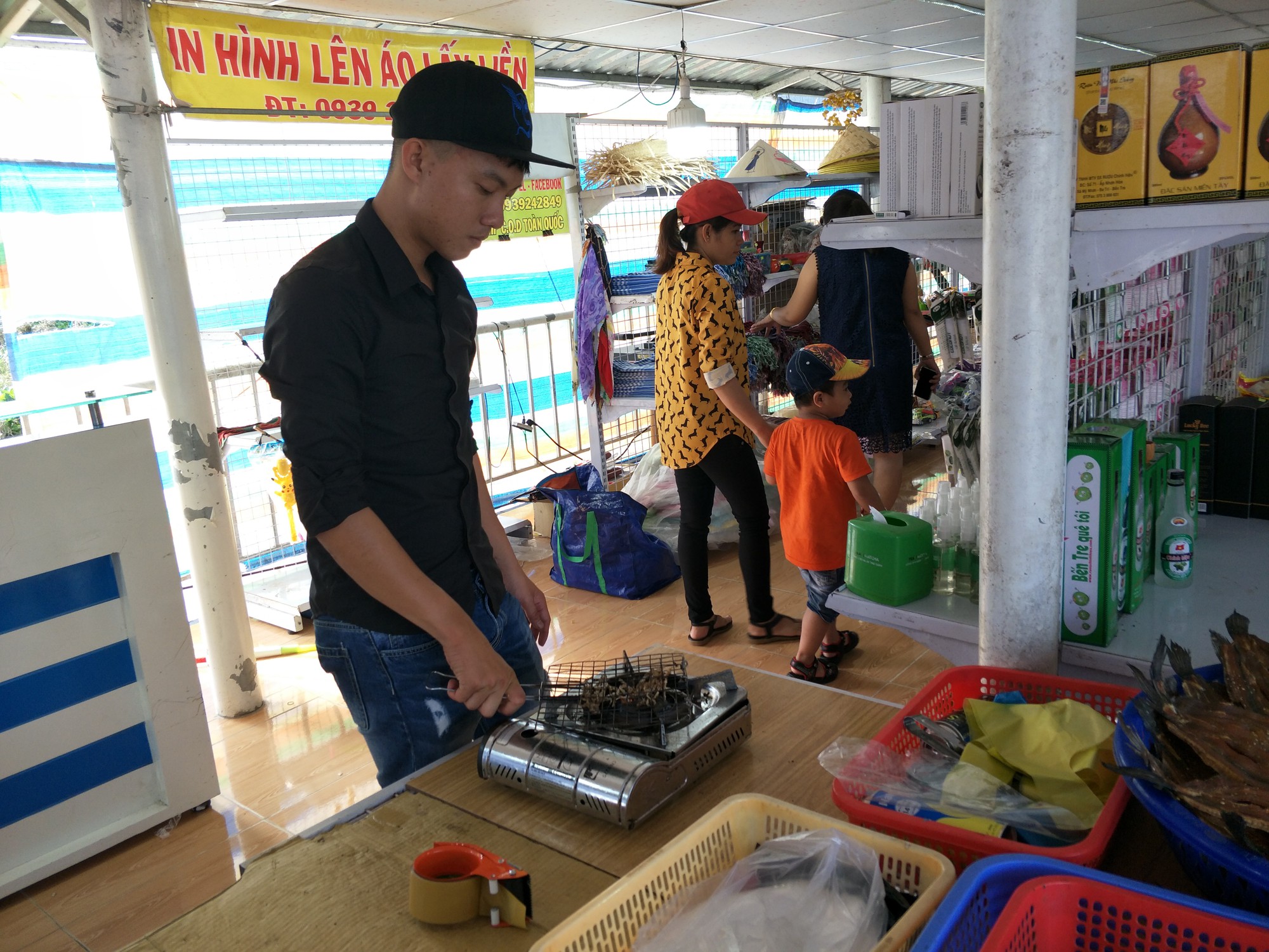 Lễ 2-9, chợ nổi Cái Răng, Làng Du lịch Mỹ Khánh chật kín người - Ảnh 23.