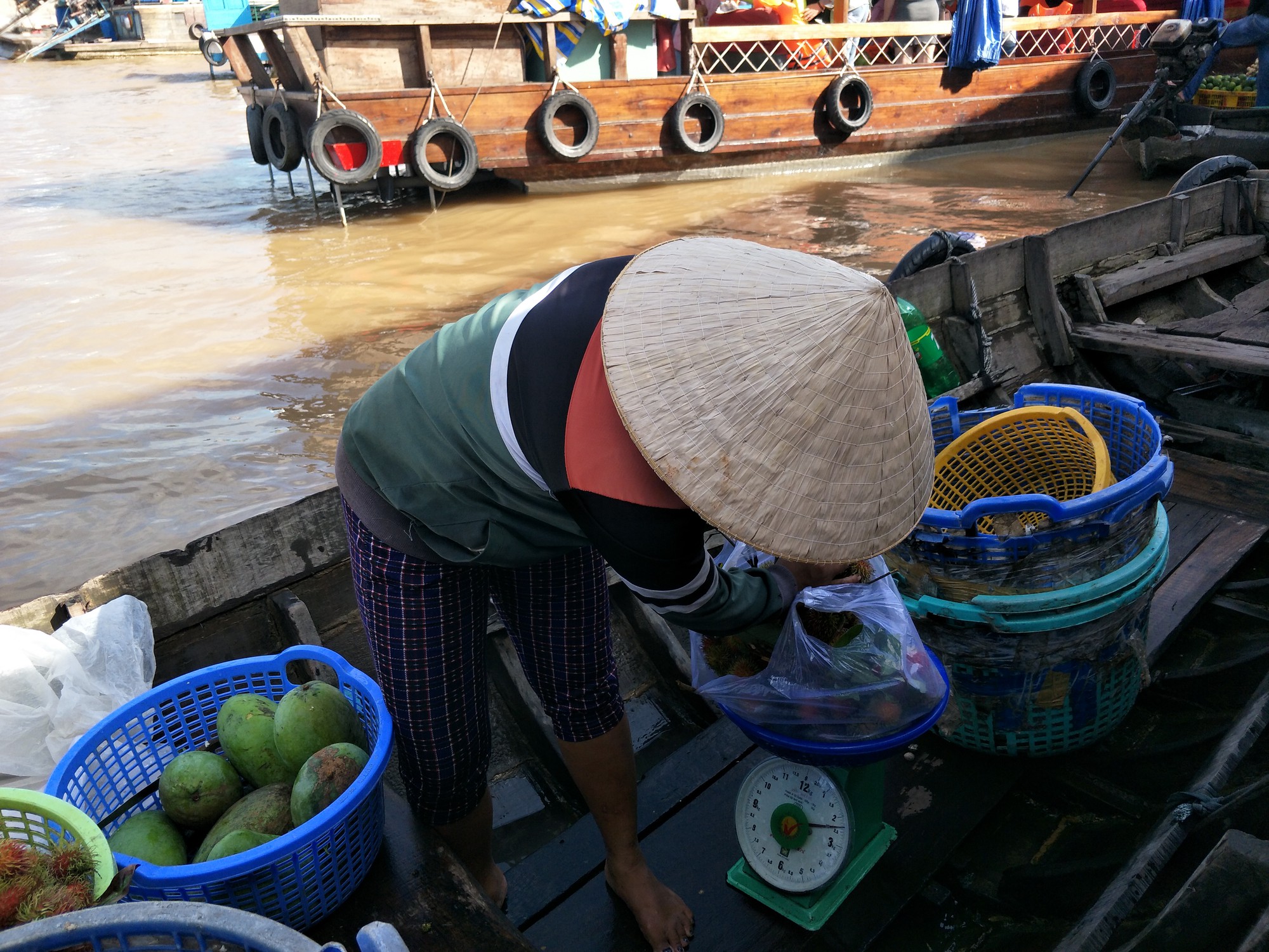 Lễ 2-9, chợ nổi Cái Răng, Làng Du lịch Mỹ Khánh chật kín người - Ảnh 17.