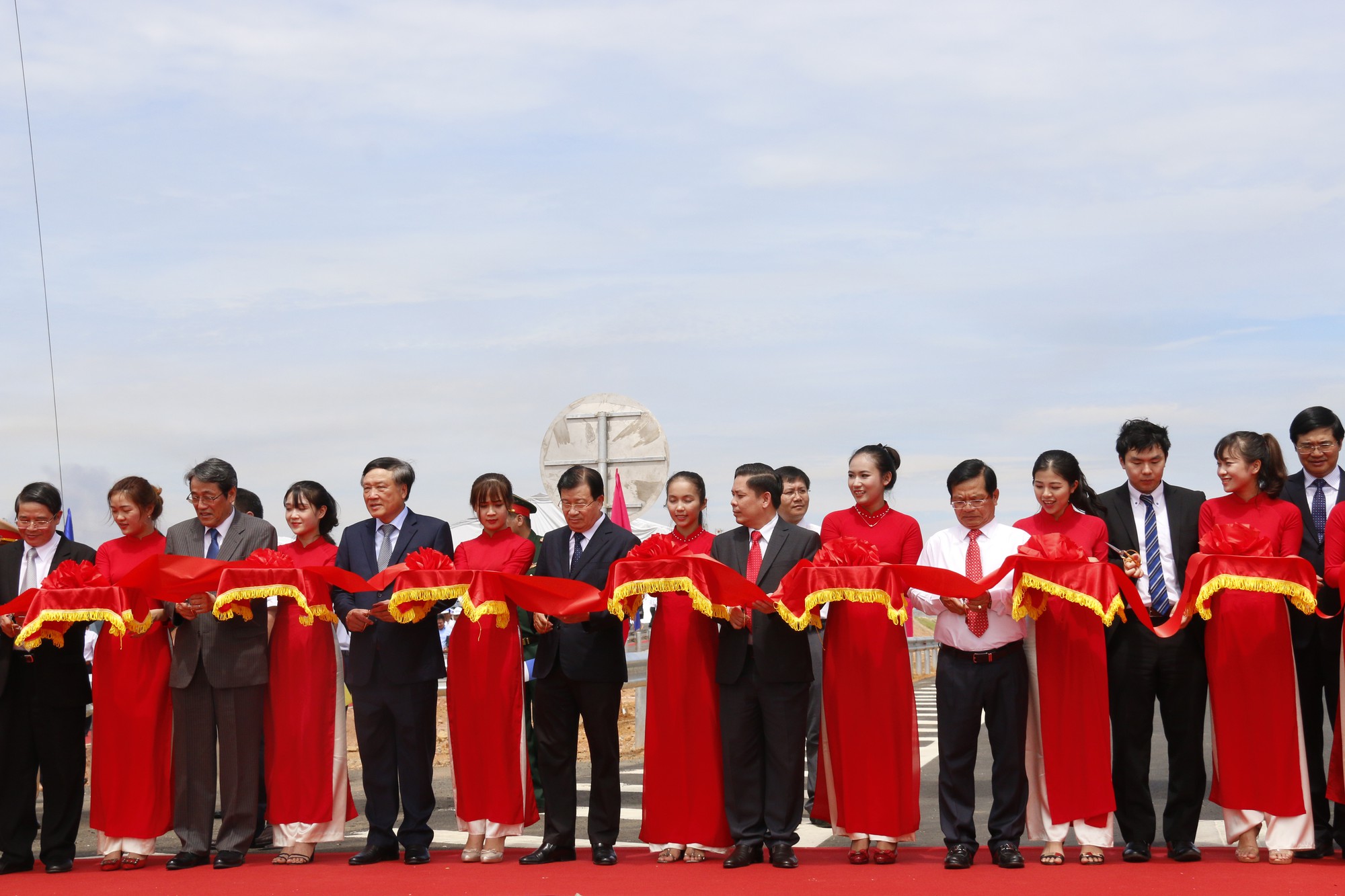 Th&ocirc;ng xe, chưa thu ph&iacute; cao tốc Đ&agrave; Nẵng &ndash; Quảng Ng&atilde;i - Ảnh 2.