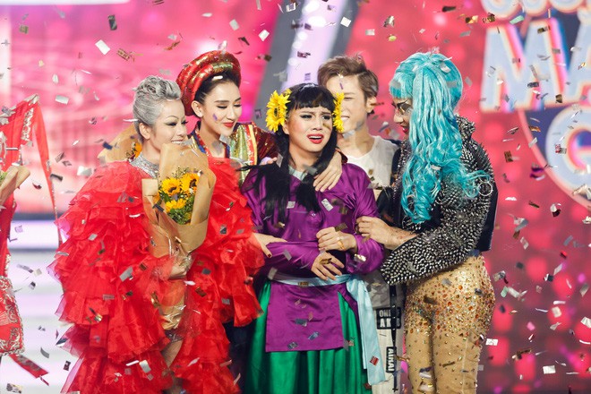 "Cô giáo Khánh" Duy Khánh đăng quang quán quân Gương mặt thân quen 2018