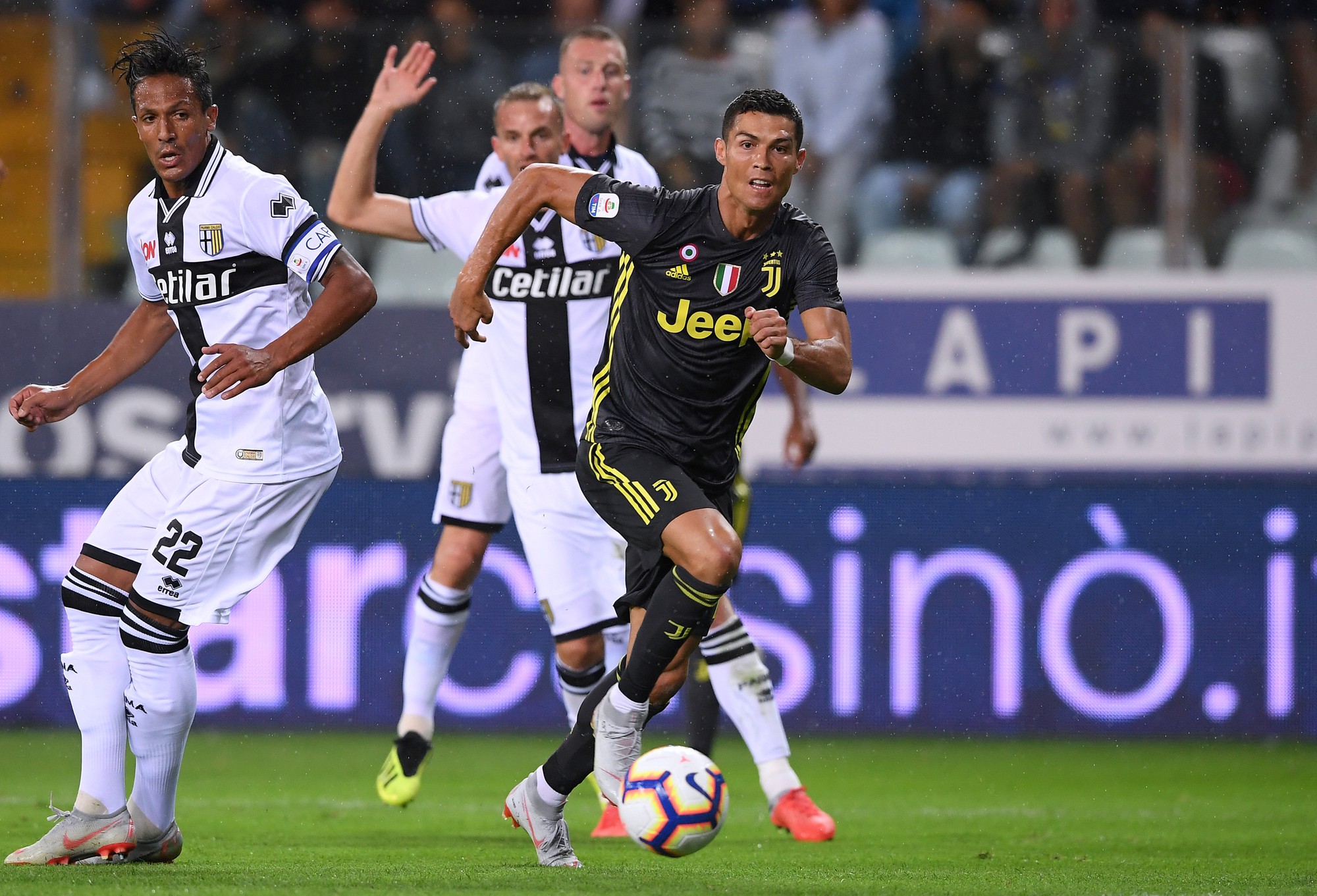 Những sắc thái "tịt ngòi" của Ronaldo ngày Juventus toàn thắng
