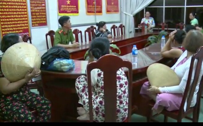 Bắt quả tang hàng chục quý bà đang say sưa lắc tài xỉu