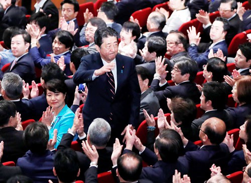 Ông Abe tính đường dài