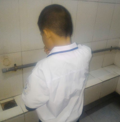 Mu&ocirc;n mặt nh&agrave; vệ sinh trường học - Ảnh 1.