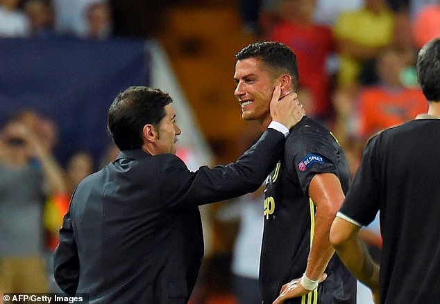Ronaldo lãnh thẻ đỏ, Juventus vẫn thắng dễ ở Tây Ban Nha