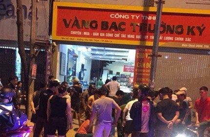 Ba đối tượng đi ôtô táo tợn cướp tiệm vàng