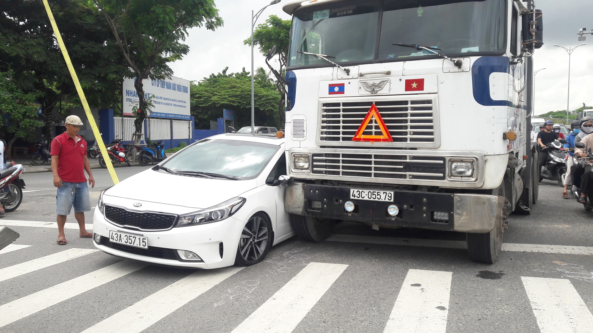 "Giải cứu" xe ôtô  dính chặt vào xe đầu kéo sau va chạm