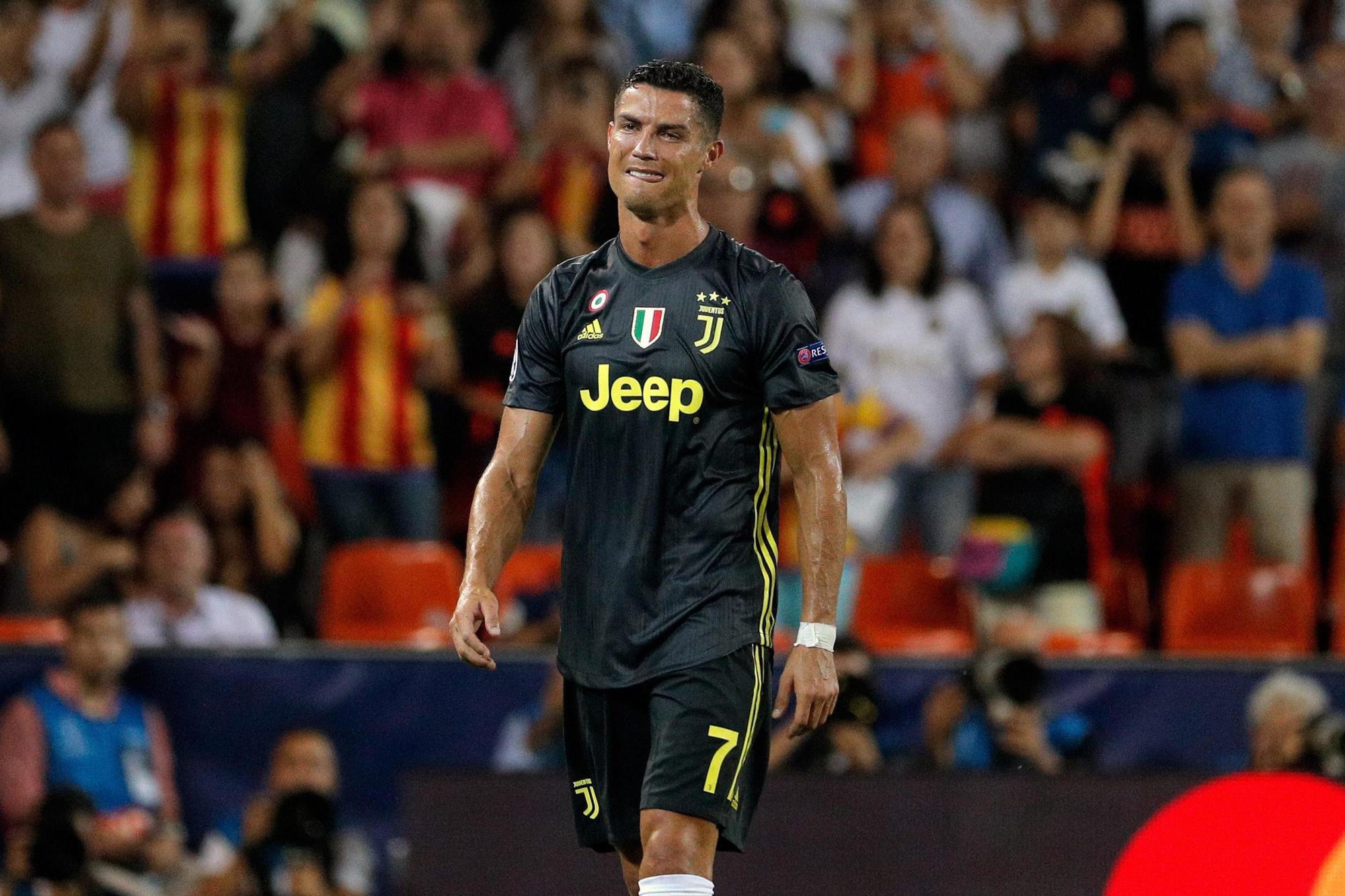 Trọng tài Clattenburg: Thẻ đỏ cho Ronaldo là quá nặng